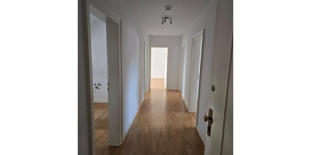 Helle Dachgeschoßwohnung in Uni - Nähe in Duisburg, WG geeignet! 3 zimmer