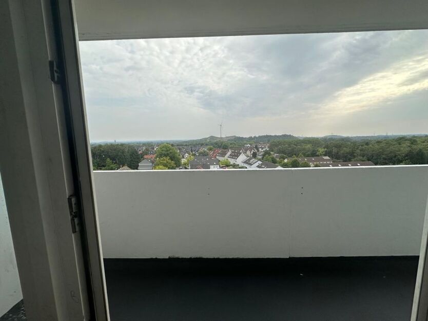 schöne helle sanierte Wohnungen mit Balkon ab sofort! 3 zimmer