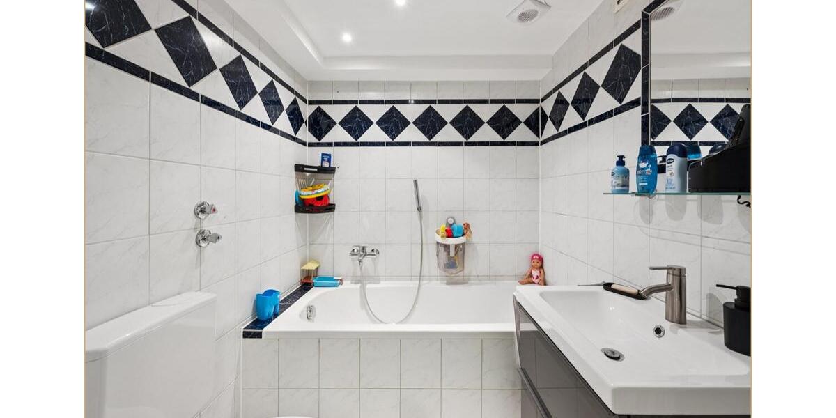 Großzügige 130qm Maisonette-Erdgeschosswohnung mit Garten, Terrasse, Balkon, Garage und Alarmanlage 4 zimmer