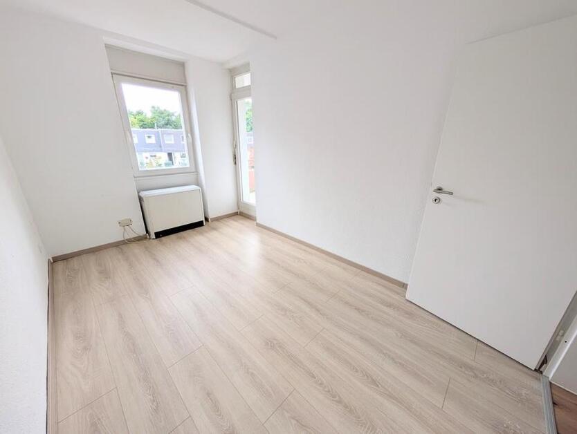 **Einziehen und wohlfühlen! +Balkon + modernes Tageslichtbad +Laminat +Gäste-WC** zimmer