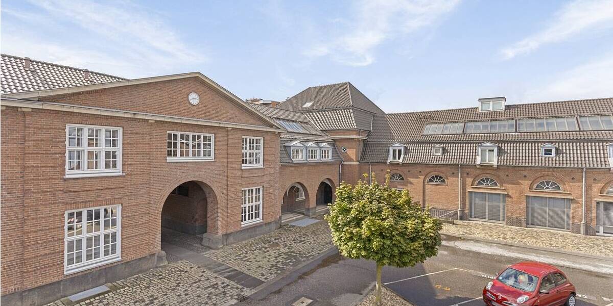 IM ERDGESCHOSS: 249 m² GEWERBEFLÄCHE IM HISTORISCHEN GEBÄUDE ZU VERMIETEN 3 zimmer