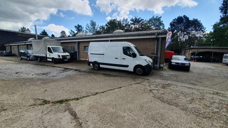 Gewerbe-Halle mit Sozialräumen, Büro, Küche und Dusche zimmer