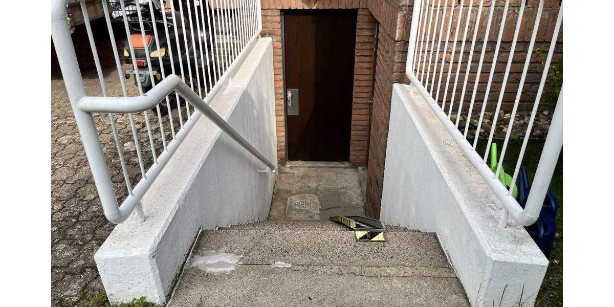 3-Zimmer Dachgeschosswohnung mit großem Balkon und PKW-Stellplatz in Duisburg-Bergheim 3 zimmer