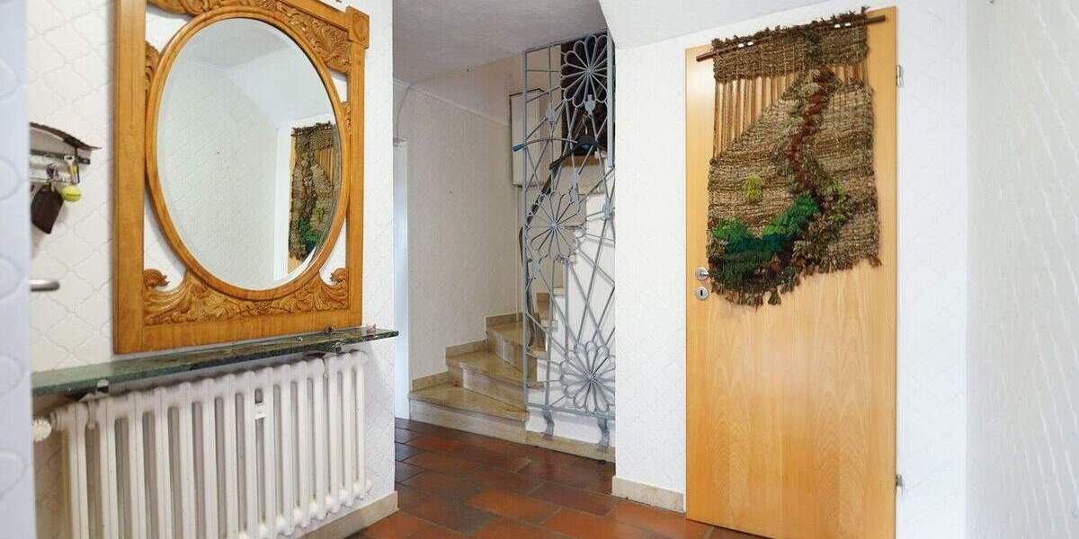 Traarer Wohnidylle: Zweifamilienhaus in ruhiger, unverbaubarer Feldrandlage 8 zimmer