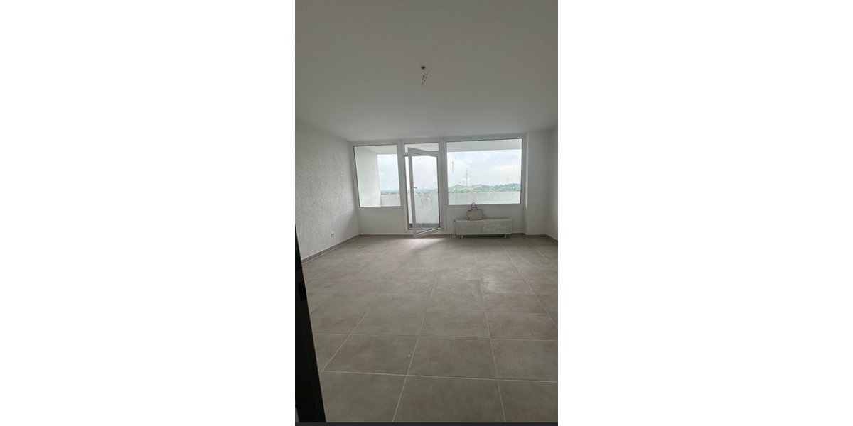 schöne helle sanierte Wohnungen mit Balkon ab sofort! 3 zimmer