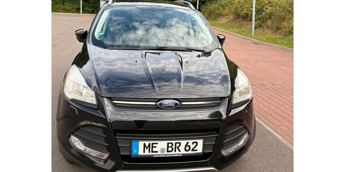 Ford Kuga 135.360 km 9.900 &euro; Düsseldorf 40235