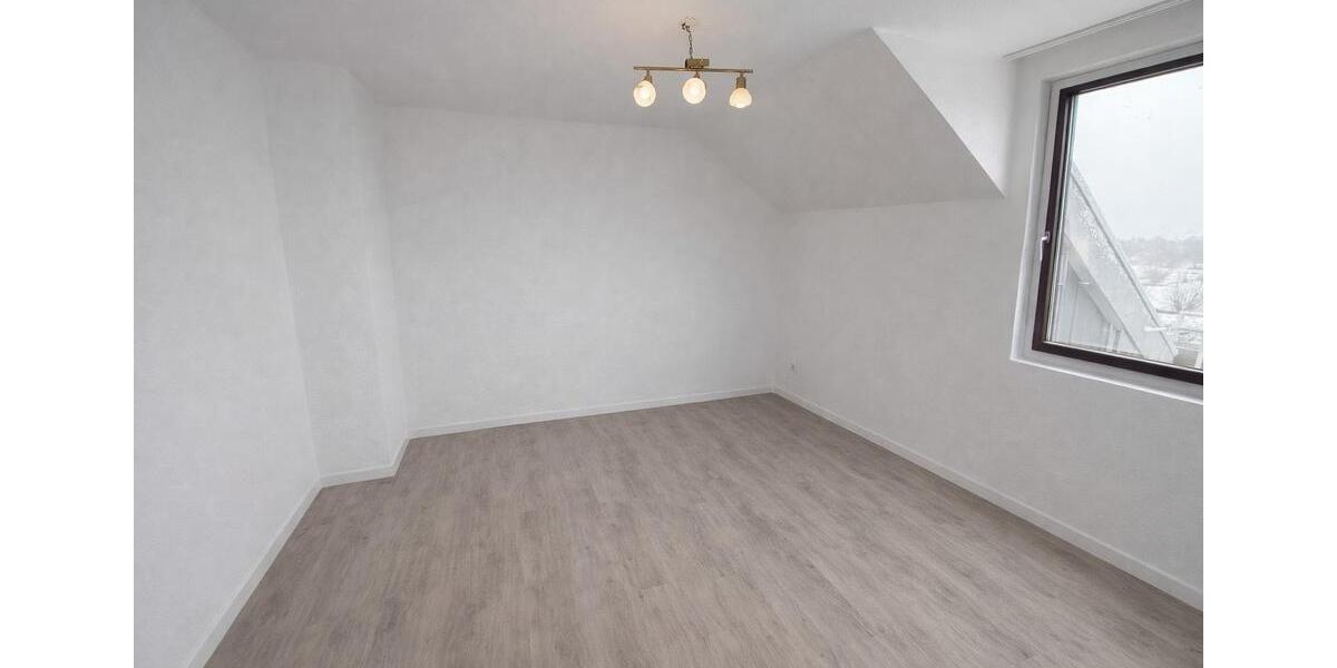 modernisierte 3,5-Zimmer-Dachgeschosswohnung Wohnung inkl Stellpl 3.5 zimmer