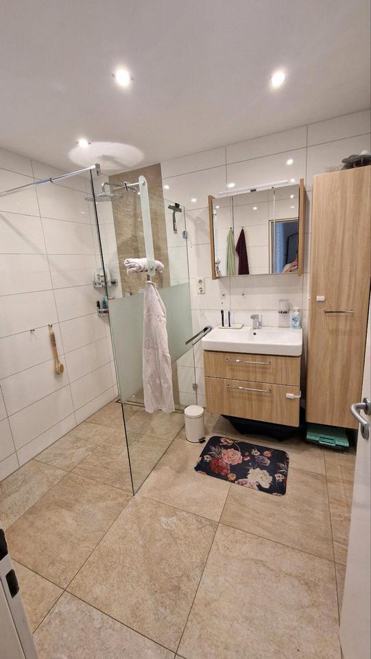 Wohnung im Reihenhausstil mit eigenem Eingang, Garten und Garage