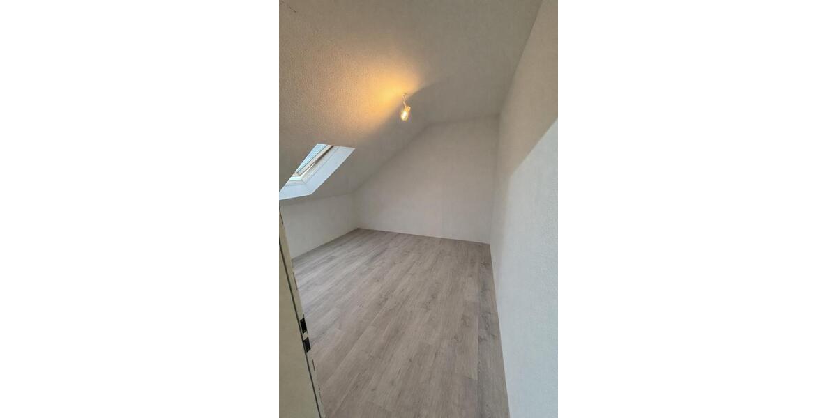 modernisierte 3,5-Zimmer-Dachgeschosswohnung Wohnung inkl Stellpl 3.5 zimmer