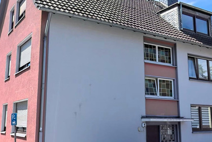 Großzügiges Mehrfamilienwohnhaus mit 2 Garagen & leerer EG Wohnun 16 zimmer