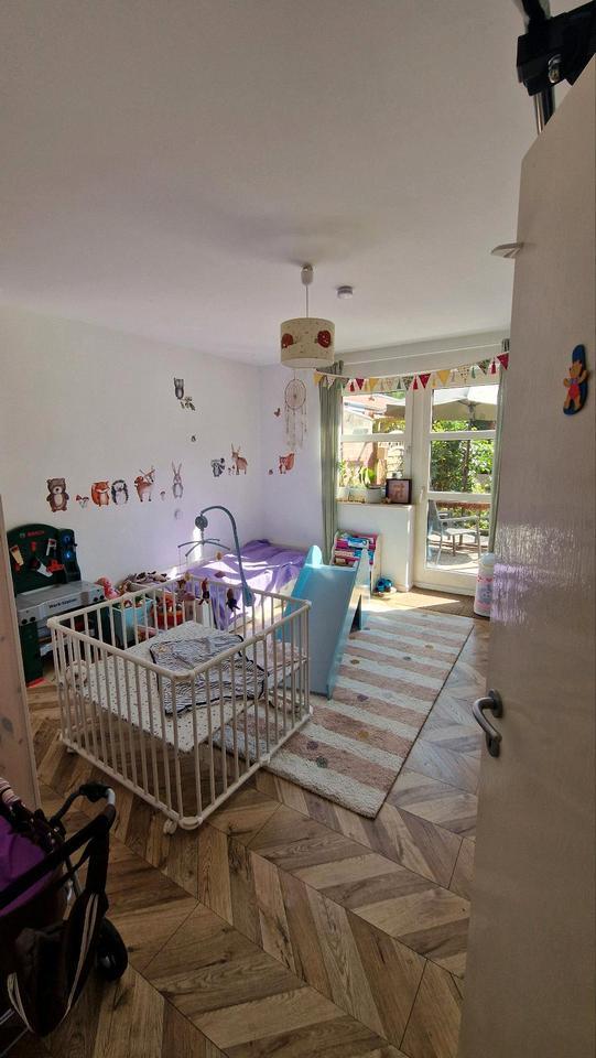 Wohnung im Reihenhausstil mit eigenem Eingang, Garten und Garage