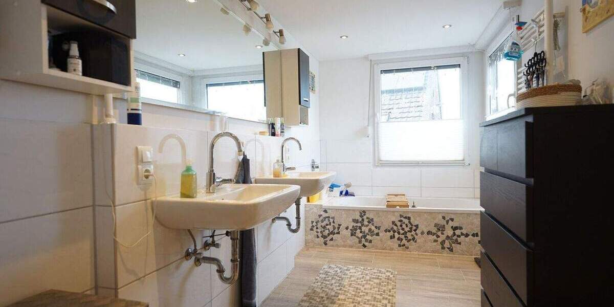 Traarer Wohnidylle: Zweifamilienhaus in ruhiger, unverbaubarer Feldrandlage 8 zimmer