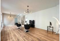 Großzügige, helle Maisonette-Wohnung mit separatem Eingang