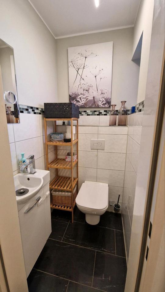 Wohnung im Reihenhausstil mit eigenem Eingang, Garten und Garage
