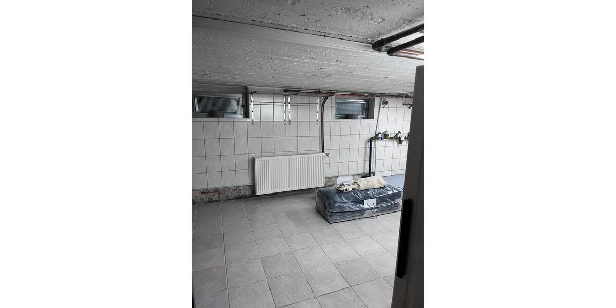 Reihenmittelhaus-modernisiert, gemütlich mit Garten und 2 Garagen 4 zimmer