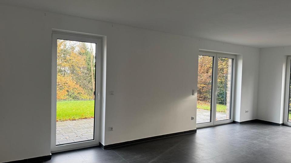 Neubau Doppelhaushälfte mit Garage und Ausblick in die Natur in B 4 zimmer