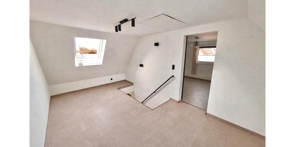 Doppelhaushälfte mit Wintergarten, Garten, Terrasse und Parkplatz 3.5 zimmer