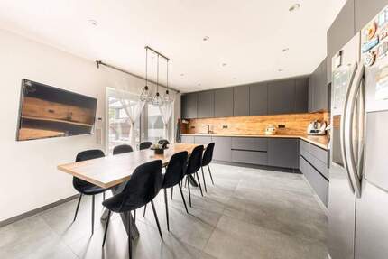 NEUWERTIG & Familiengerecht: Kernsanierte DHH (2024) mit riesigem Grundstück 4 zimmer