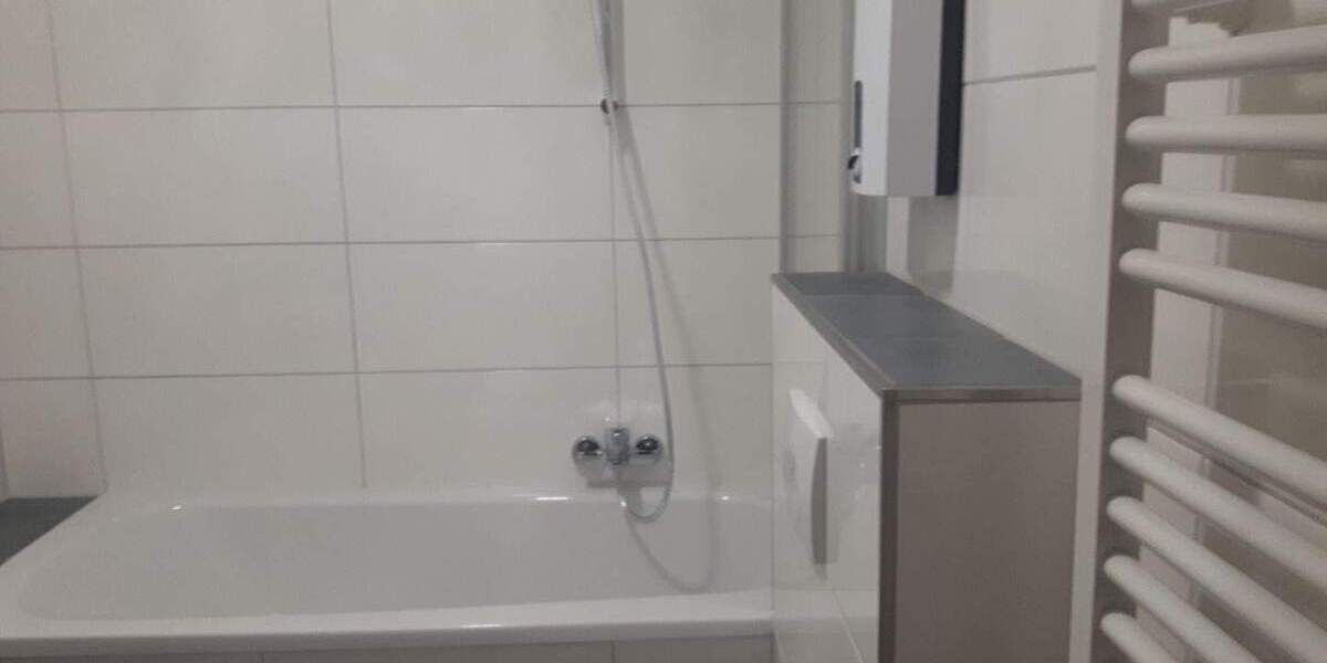 Schöne Altbauwohnung in einem 4 Parteienhaus. 4 zimmer