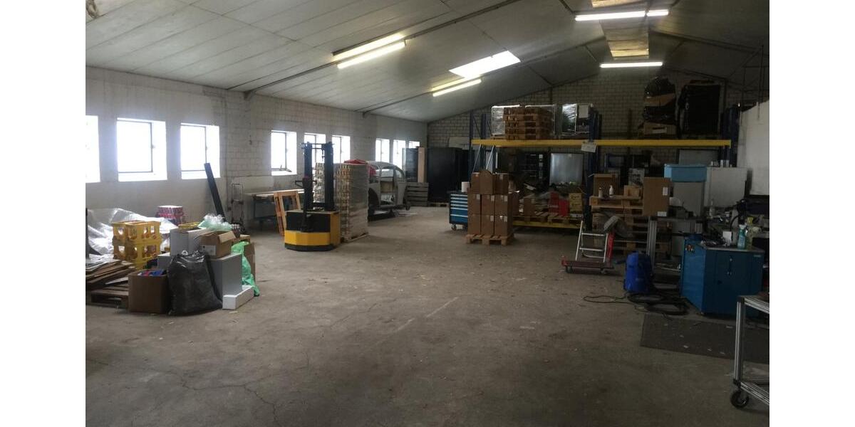 Gewerbe-Halle mit Sozialräumen, Büro, Küche und Dusche zimmer