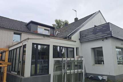 Haus zum Kaufen in Duisburg 470.000 € 250 m² 8 zimmer